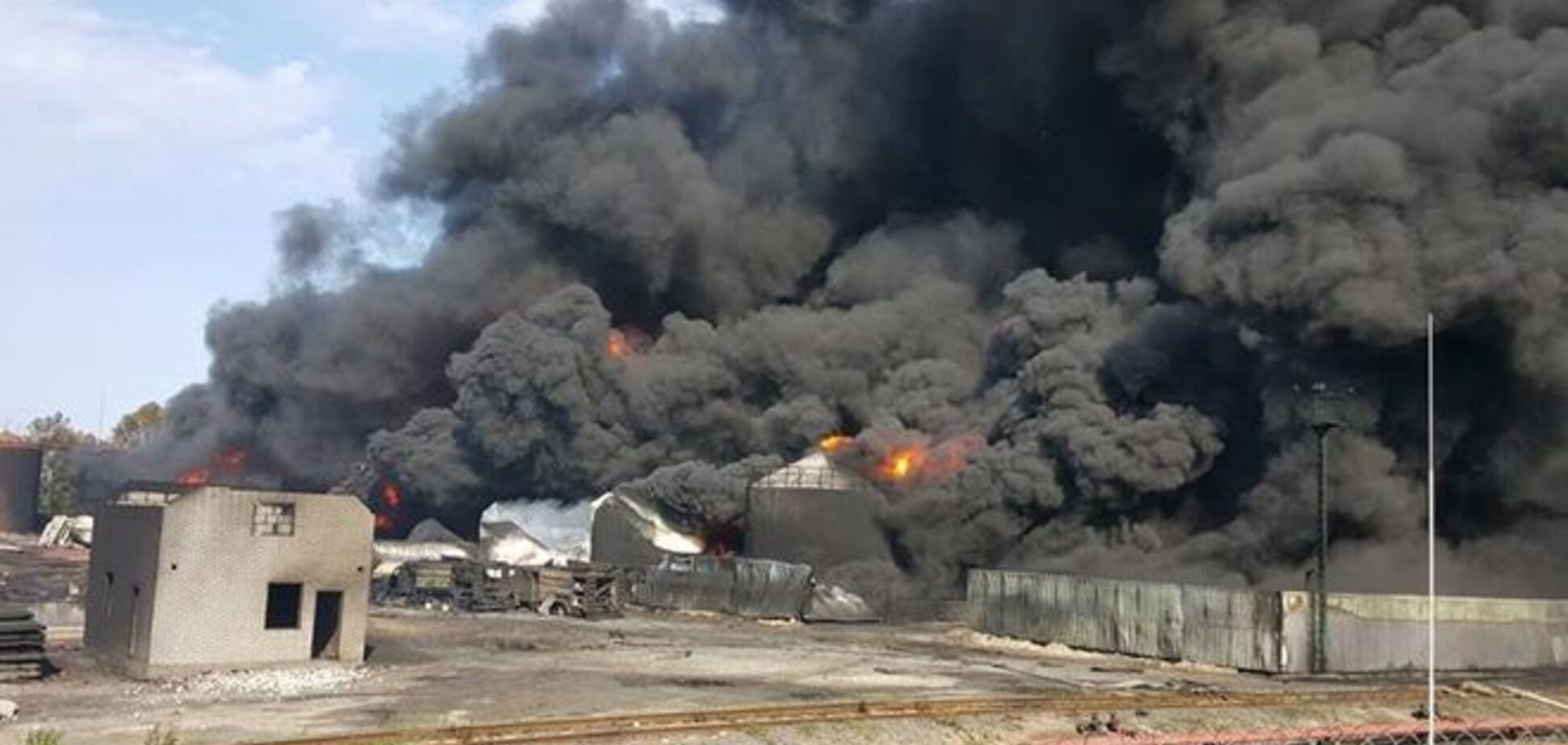 Черный дым и адское пламя: пожар на нефтебазе сняли на видео с дрона