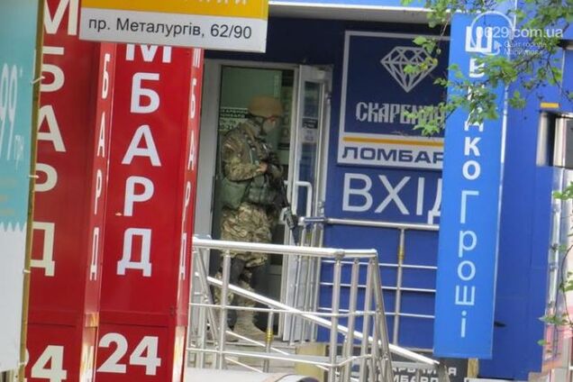 У Маріуполі люди в камуфляжі 'окупували' ломбард: фото з місця подій