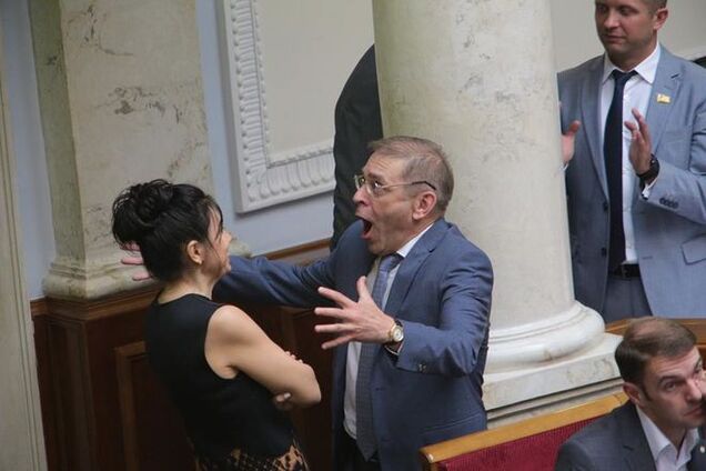 В Раде Пашинский 'развлекал' брюнетку своей мимикой: фотофакт