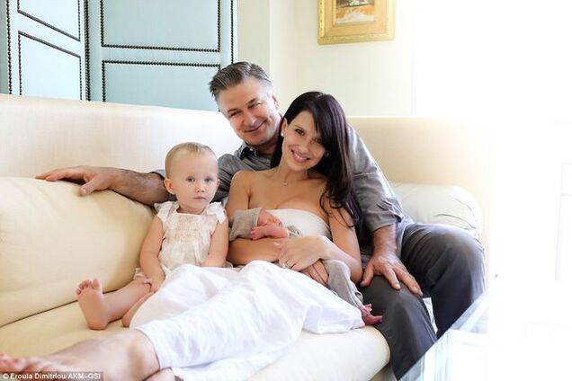 57-летний Алек Болдуин устроил трогательную семейную фотосессию с новорожденным сыном