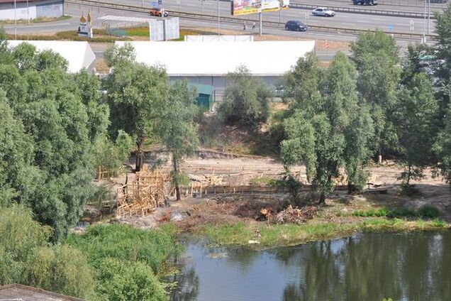 В Киеве неизвестные залили бетоном озеро – соцсети