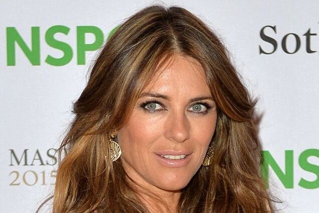 Вечно молодая Лиз Херли покорила ярким нарядом с шикарным декольте