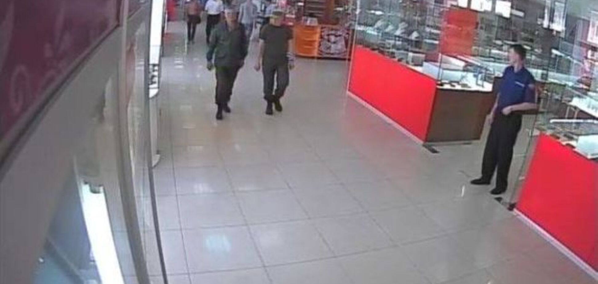 Украинские хакеры 'засекли' террористов в ювелирном магазине: фотофакт