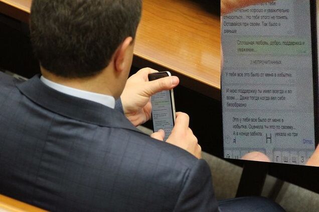 Уехала тусить! Во время работы в Раде Бондарь отчитал жену