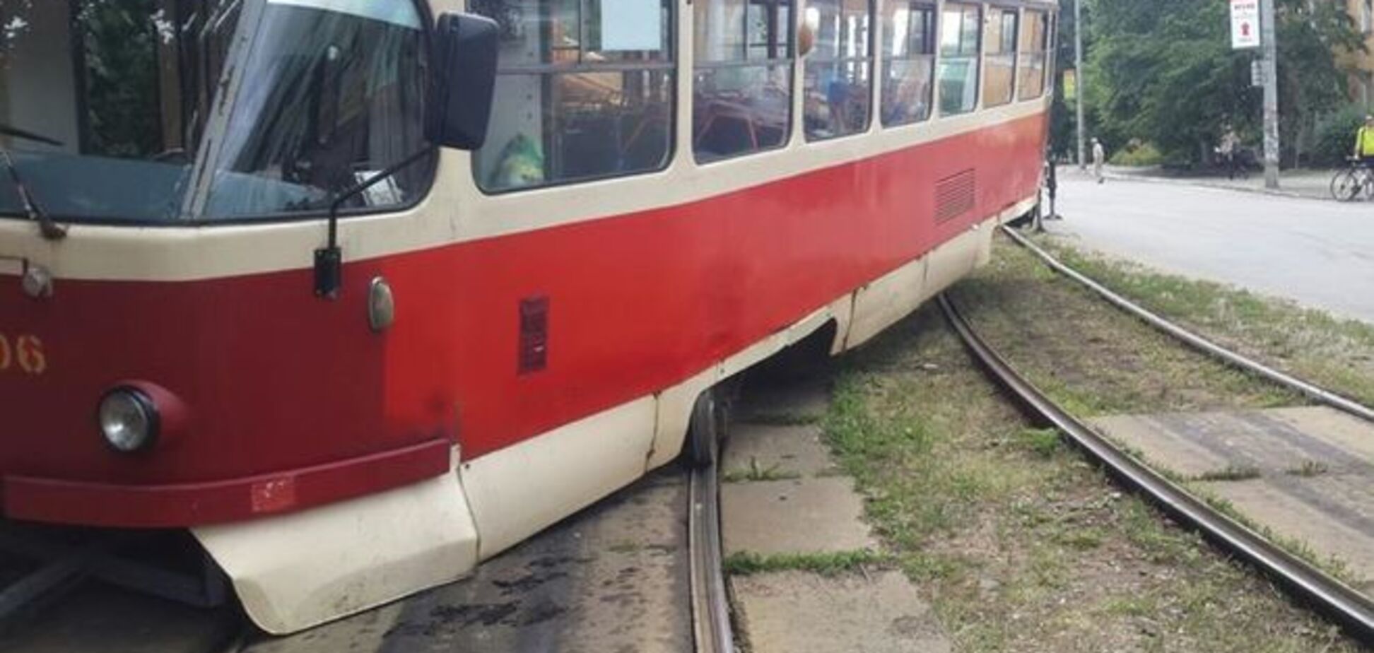 В Киеве сошел с рельс трамвай: фотофакт