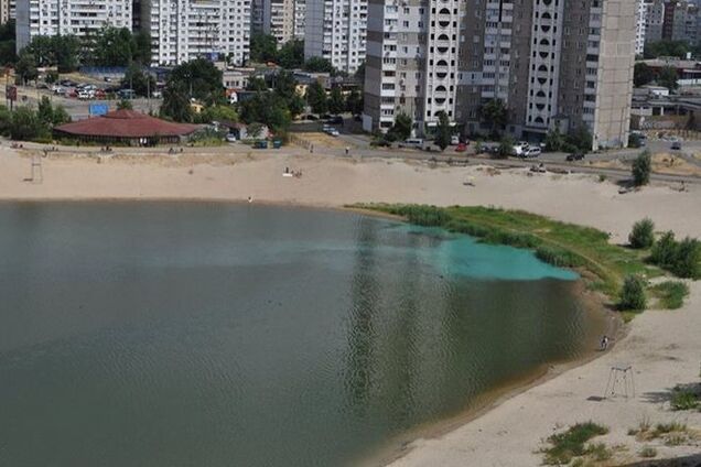 В Киеве посинело озеро: фотофакт