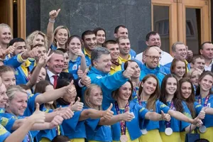 Президент Украины с призерами Европейских игр