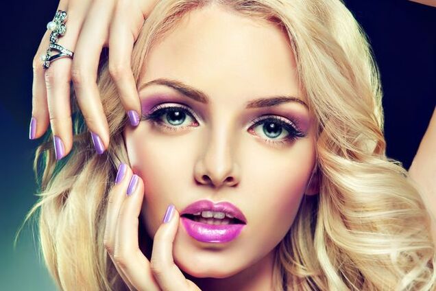 Из жизни блондинок: в сети разгорелся нешуточный спор о цвете лака для ногтей