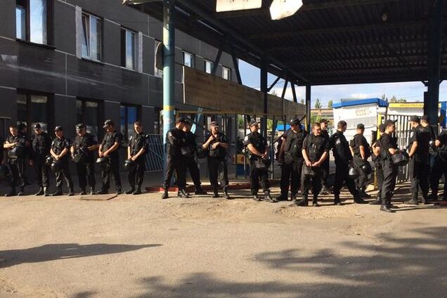 'Красные береты' в Киеве задержали более 15 владельцев МАФов: фотофакт