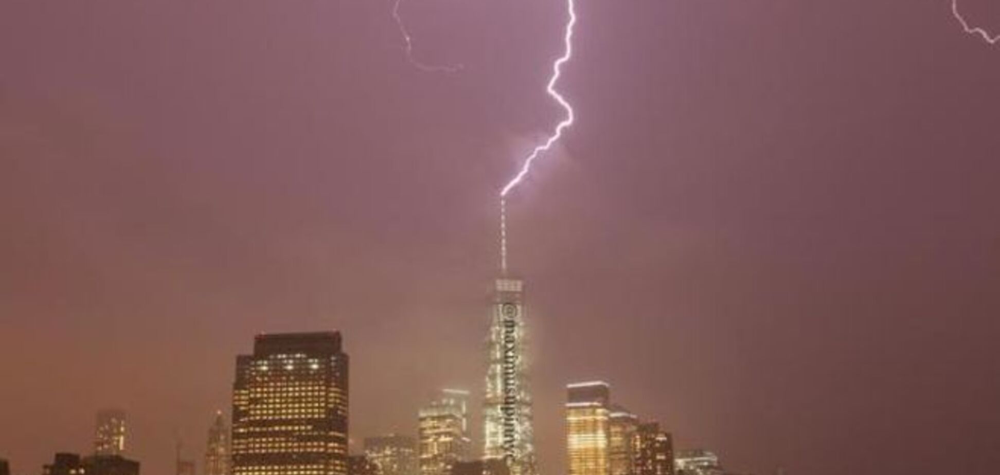Небеса разверзлись. В США молния ударила в шпиль ВТЦ и выпал град размером с теннисный мяч: фотофакт