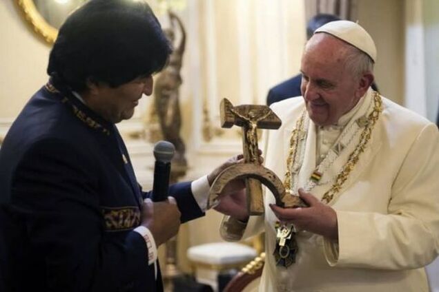 У Болівії 'розіп'яли' Христа на серпу і молоті та подарували Папі Римському: фото і відеофакт