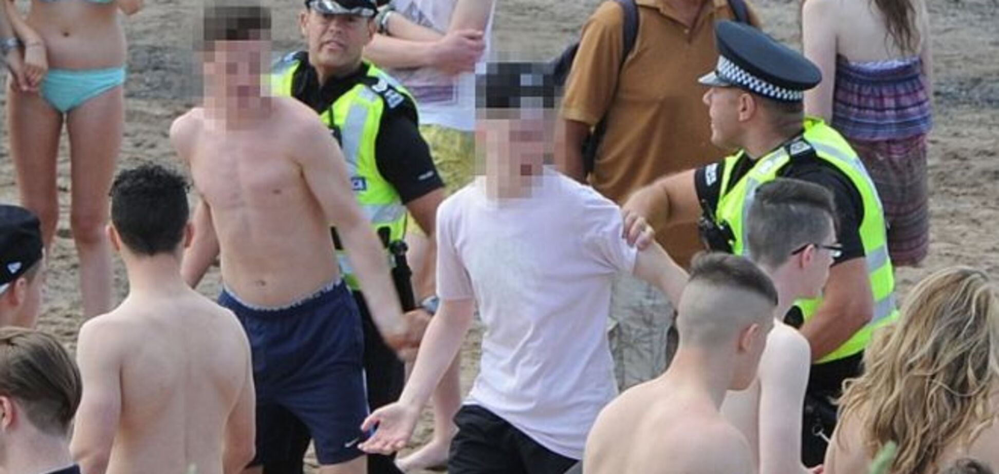 У Шотландії тисячі тінейджерів влаштували оргію на пляжі: фотофакт