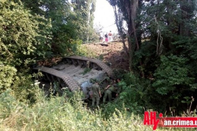 В Крыму перевернулся танк: опубликованы фото и видео