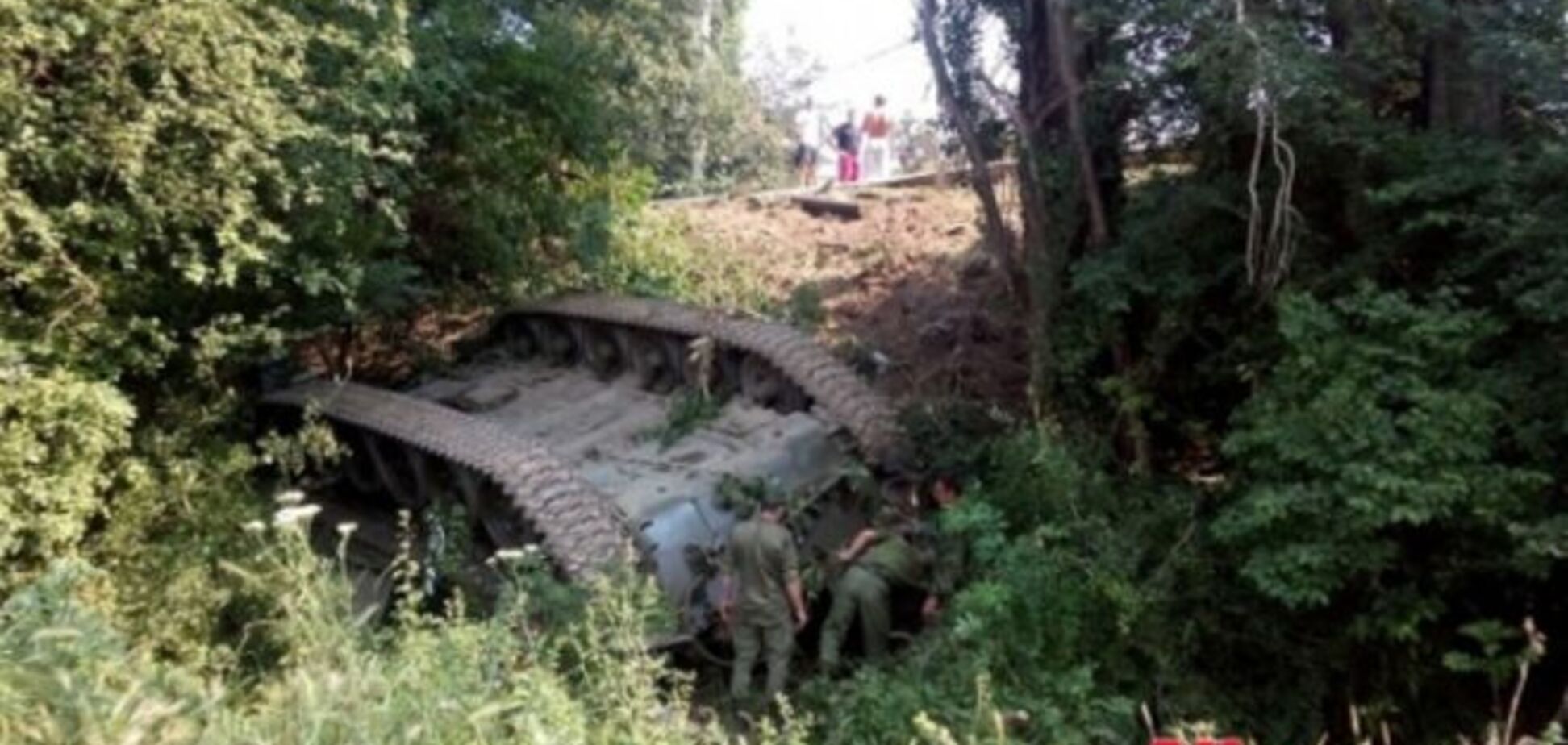 У Криму перекинувся танк: опубліковані фото і відео