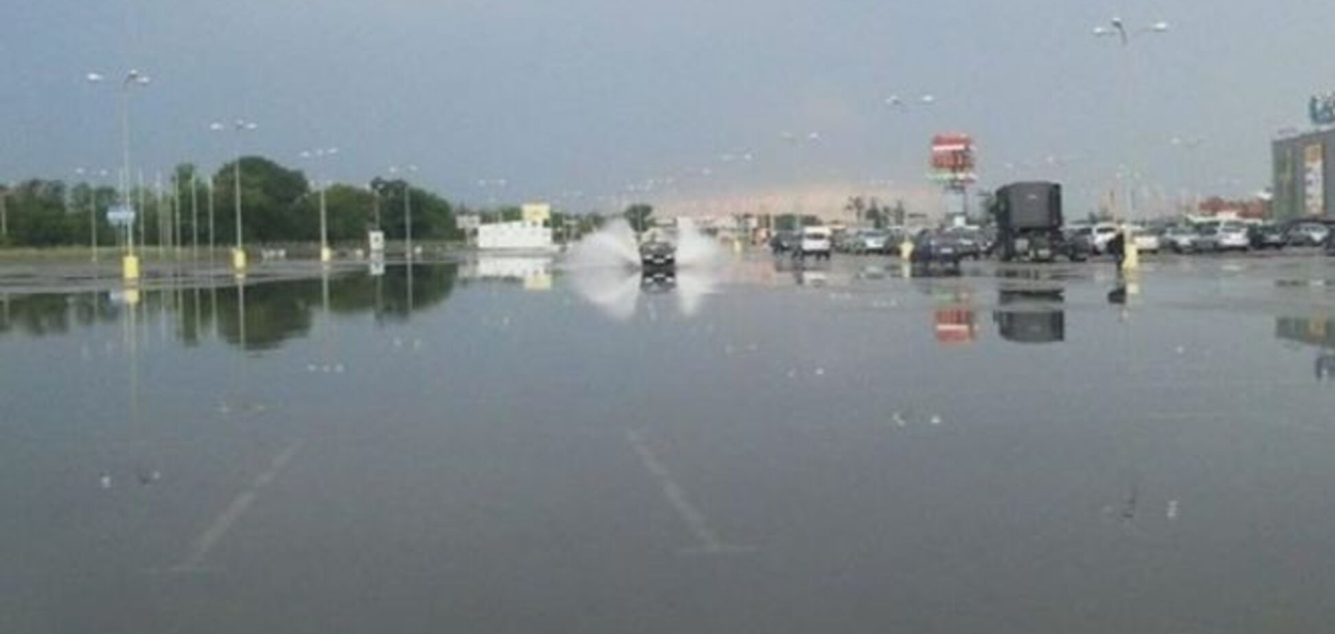 Ливень затопил улицы и автостоянку в Одессе: опубликованы фото