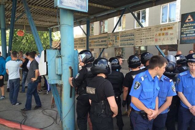 Владельцы МАФов забрали назад уже 'порезанные' автокофейни: обстановка на штрафплощадке накаляется