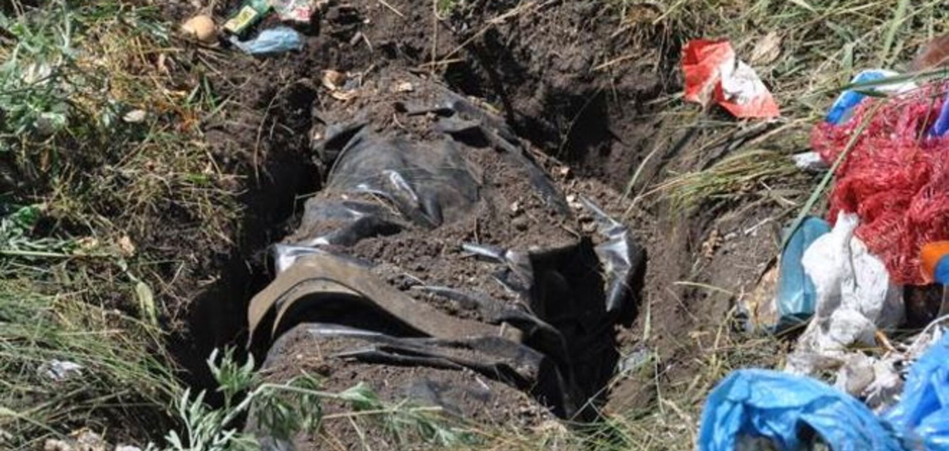 На Днепропетровщине среди бытового мусора нашли смертоносный тайник: фото- и видеофакт
