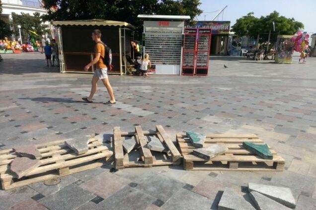 Тоска зеленая: крымский бандеровец показал 'наплыв' туристов в Ялту – фотофакт