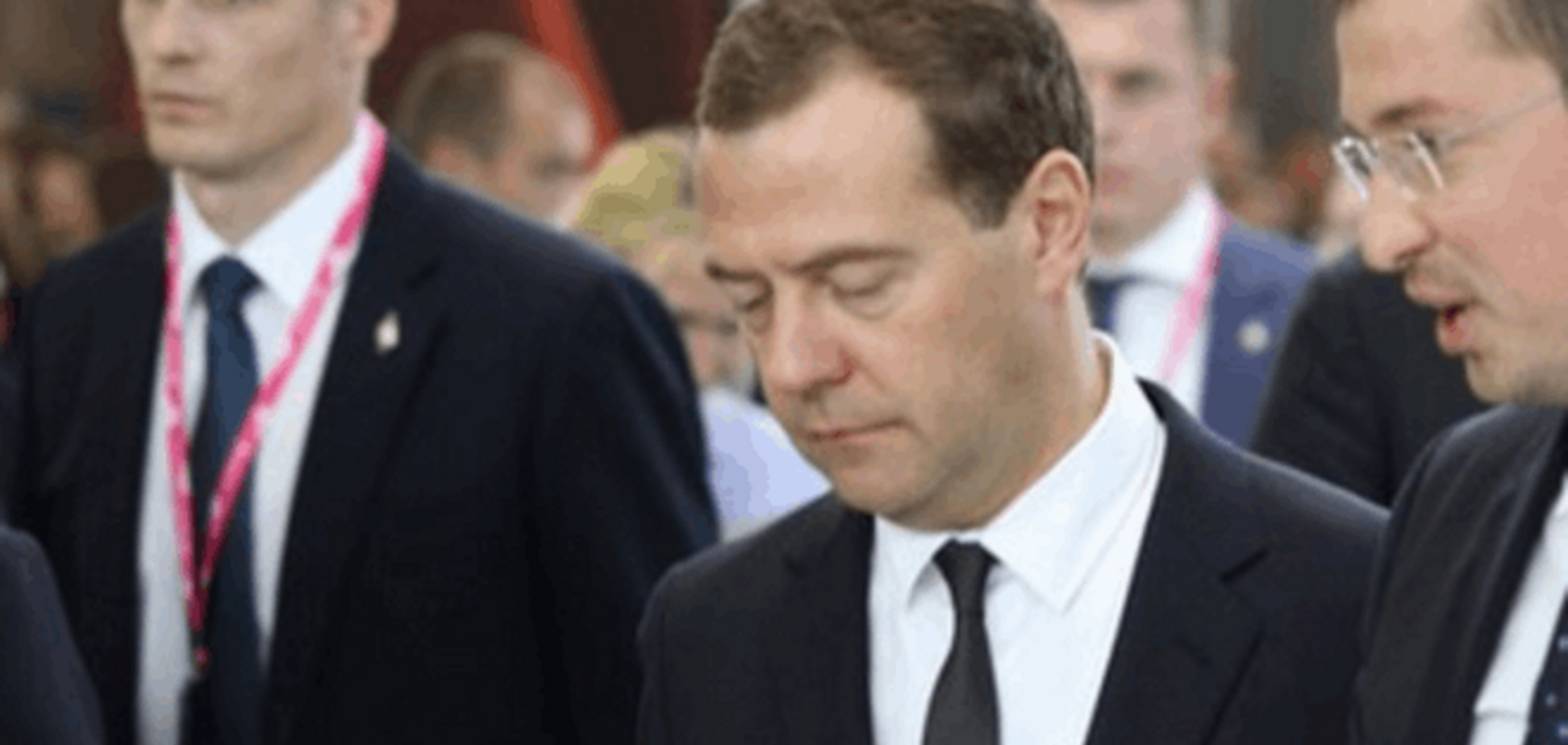 'Пока корабли бороздят просторы'. Медведев впал в спячку на промышленной выставке: фотофакты