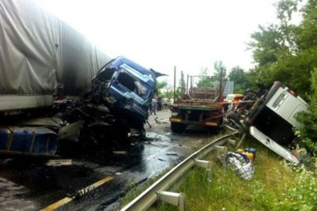 Масштабное ДТП на Закарпатье. Не разъехались микроавтобус, КамАЗ и 'Камион': фото и видео аварии