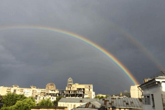 Хорошая примета! Киевлян заворожила двойная радуга над городом: фотофакт