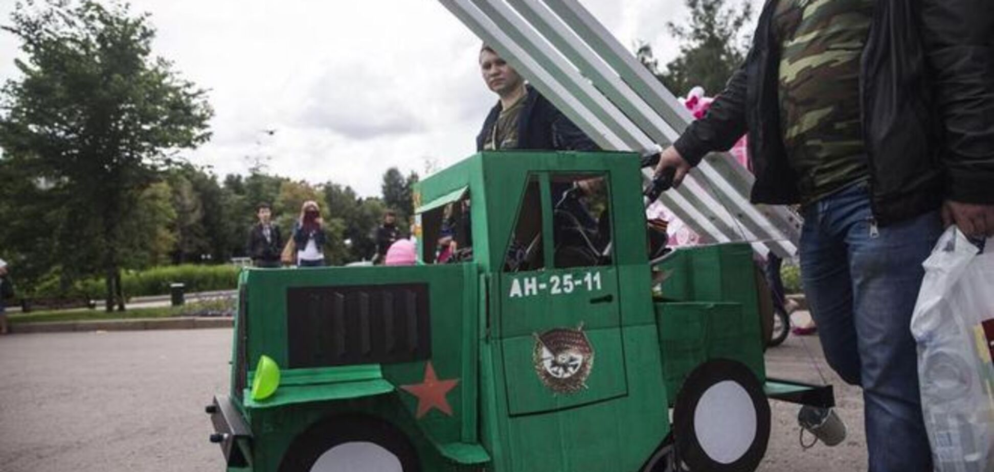 Глухо, как в танке. Парад колясок в Москве превратили в 'показ военной техники': фотофакт
