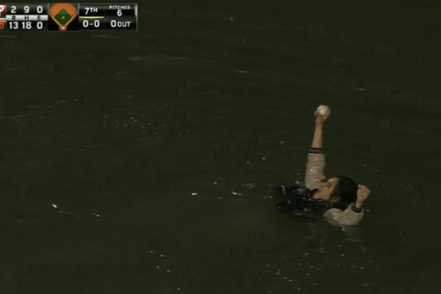 Все, ради трофея: фанат совершил невероятный поступок, пытаясь словить мяч