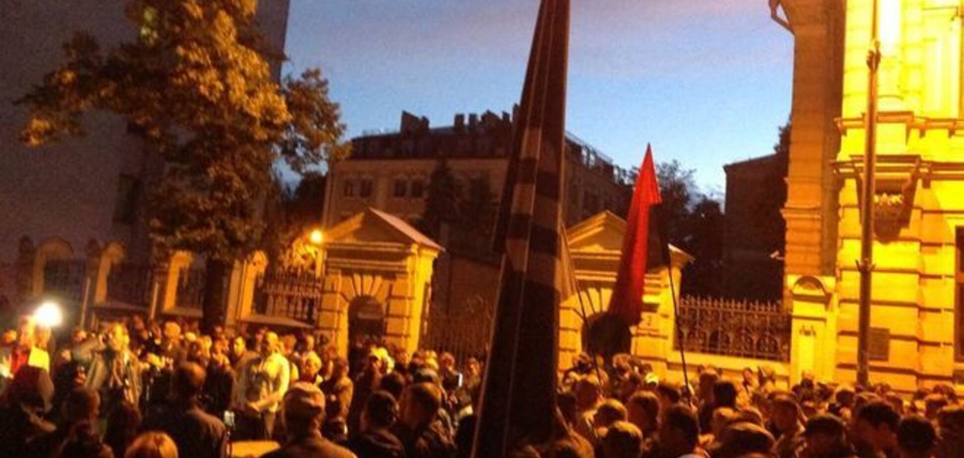 'Правый сектор' пикетирует АП из-за бойни в Мукачево: фоторепортаж