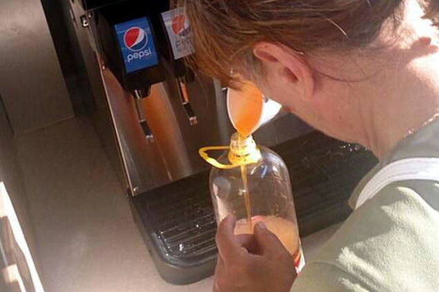 Pepsi бідонами! Білоруські 'халявщики' зганьбилися на відкритті ресторану фастфуду: фотофакт
