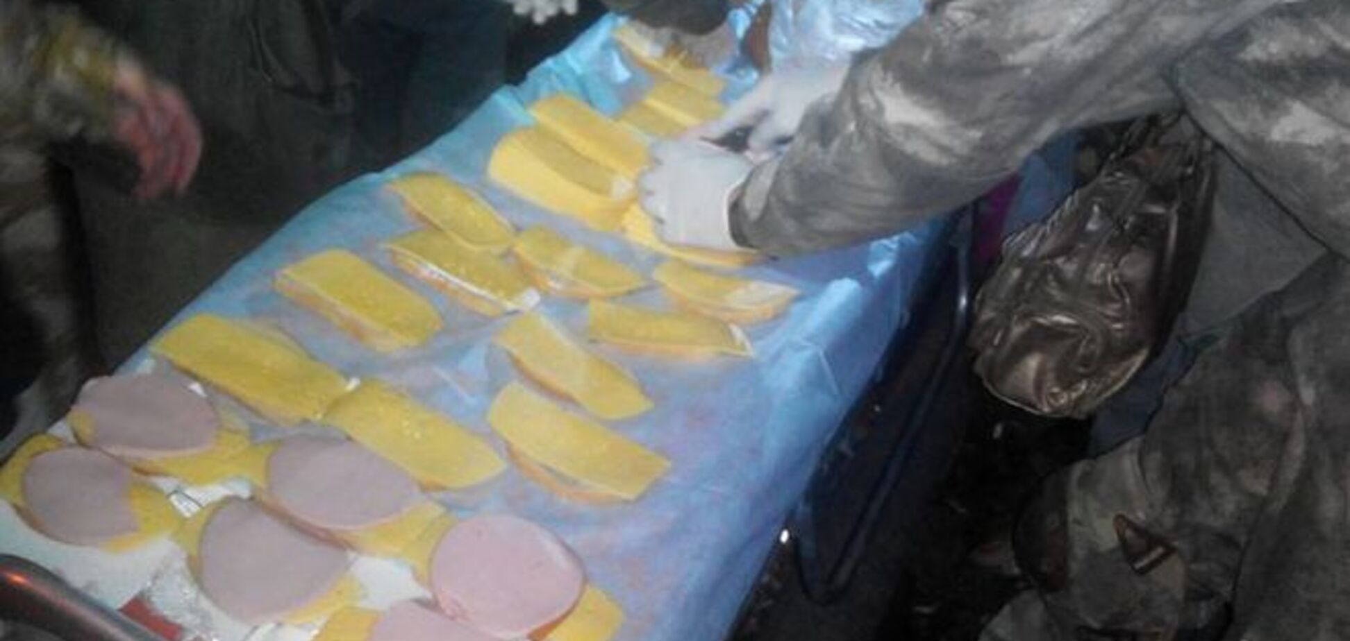 На Банковую для 'ПС' везут бутерброды и теплую одежду: фотофакт