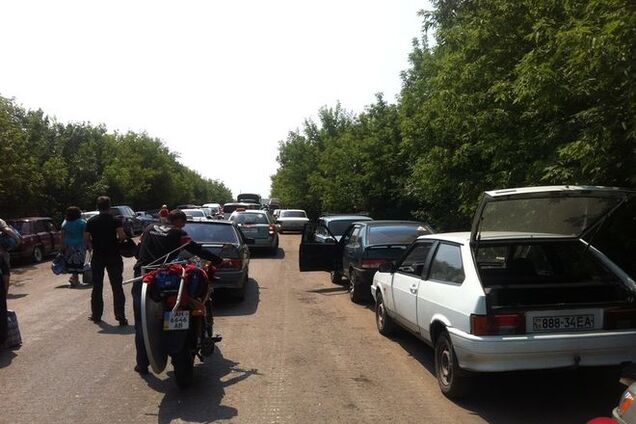 На распутье: опубликованы фото нереальных очередей на блокпосту между 'ДНР' и Украиной