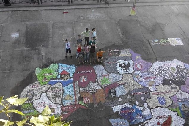 У Києві виклали з мозаїки найбільшу мапу України: опубліковані фото рекорду