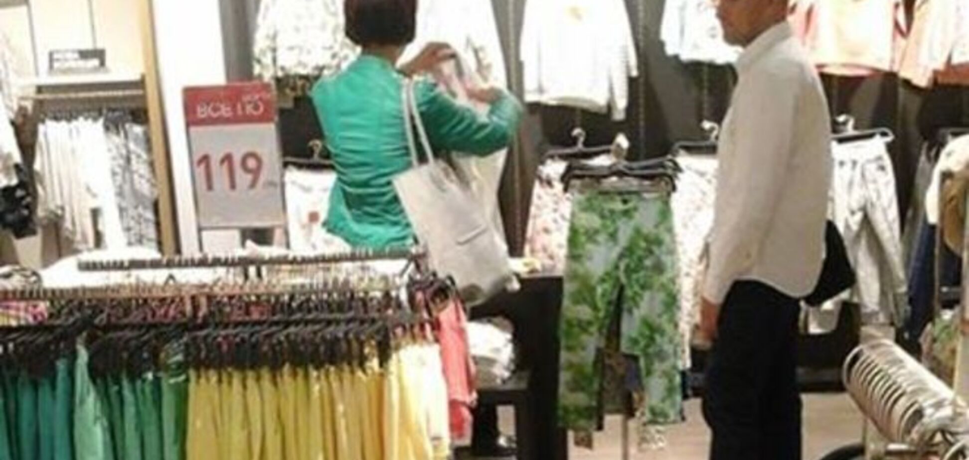 Вони теж економлять: дружина Яценюка купує речі на розпродажах. Фотофакт