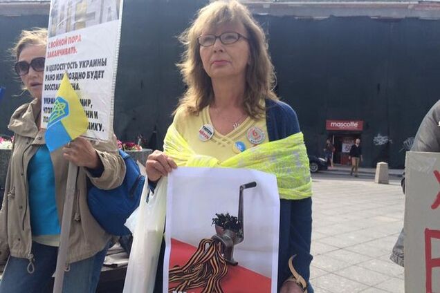 Проукраинский митинг в Москве: на 15 протестующих согнали два автобуса ОМОНа: фотофакт