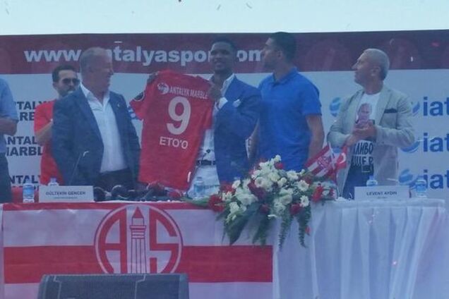 Почетного консула Украины в Анталье засняли в майке с Путиным: фотофакт