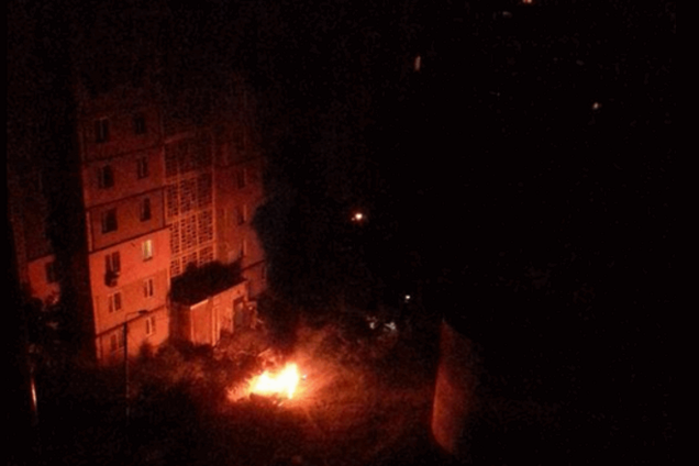 В Донецке напротив дома рвануло авто: опубликованы фото