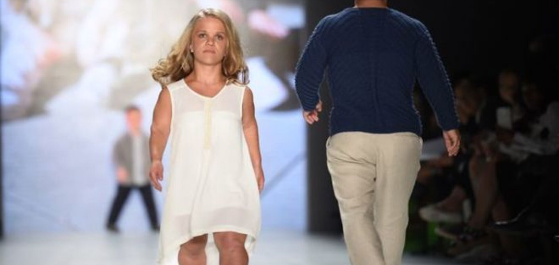 На уровне глаз: мировой подиум покоряют модели-карлики. Фотофакт