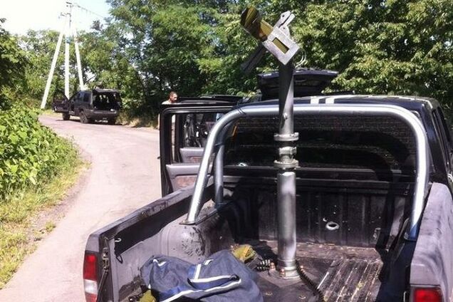 Бойцы 'Правого Сектора' в Мукачево бросили свои простреленные внедорожники: фотофакт