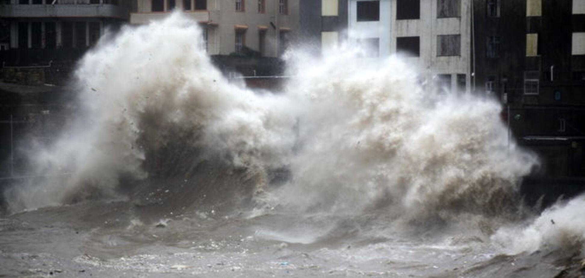 Тайфун в Китае. На побережье обрушились 10-метровые волны: фотофакт 