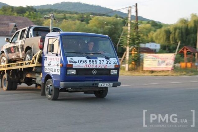 Під Мукачевим евакуювали авто з символікою 'ПС': опубліковані фото і відео