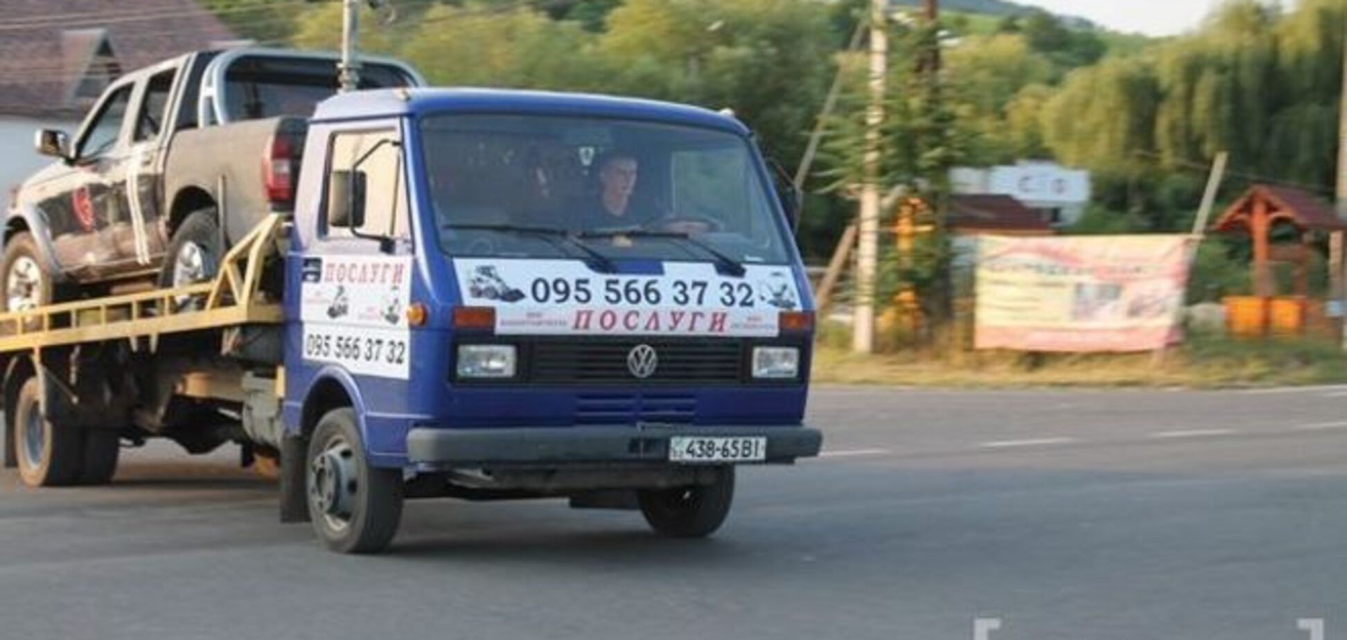 Под Мукачево эвакуировали авто с символикой 'ПС': опубликованы фото и видео