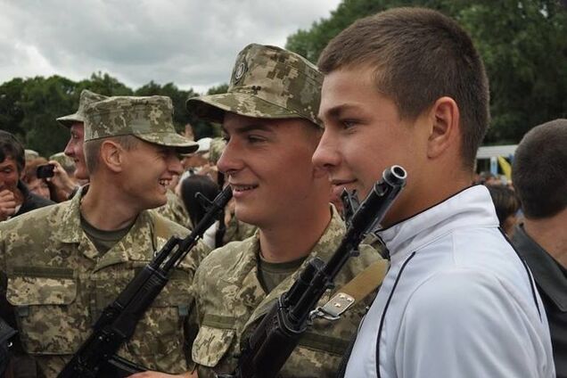 ВСУ вернули исторический элемент униформы военных: фотофакт