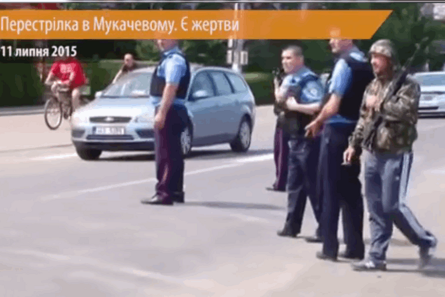 'Гопники' с автоматами. СМИ показали уникальные кадры из Мукачево