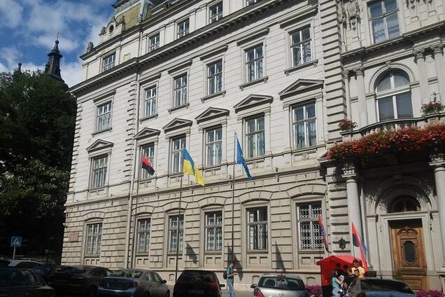 'Правый сектор' заменил возле Львовской ОГА флаг ЕС на красно-черный: фотофакт