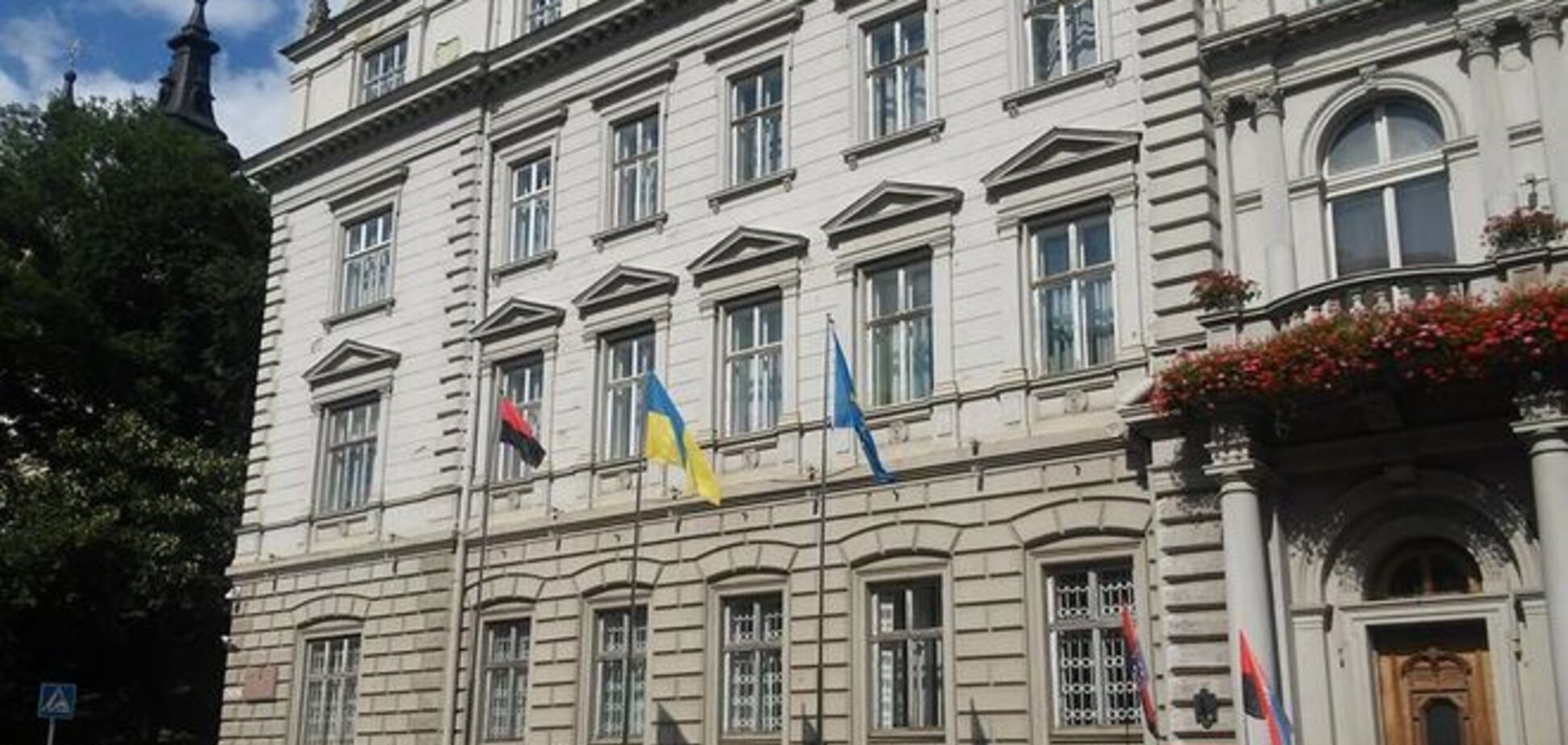 'Правый сектор' заменил возле Львовской ОГА флаг ЕС на красно-черный: фотофакт