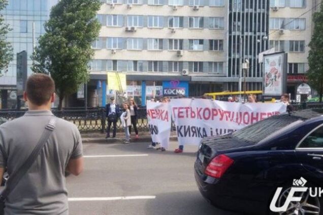 У Києві активісти-антикорупціонери перекрили проспект: фотофакт