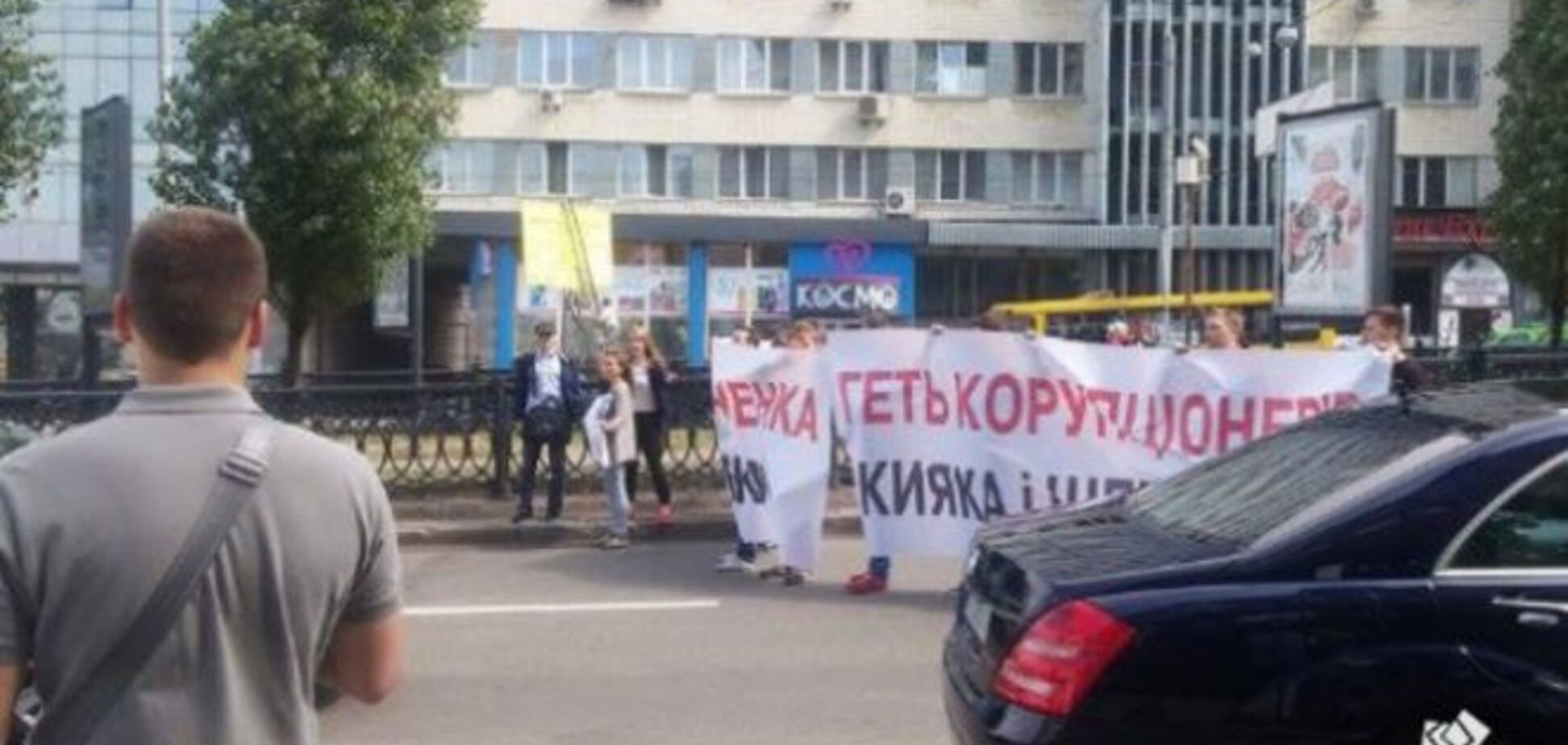 В Киеве активисты-антикоррупционеры перекрыли проспект: фотофакт
