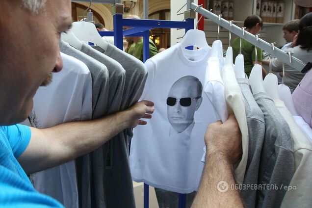 Почесний консул України позбувся посади через футболку з Путіним