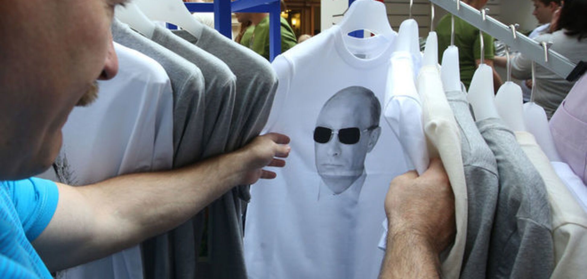 Почетный консул Украины лишился должности из-за футболки с Путиным