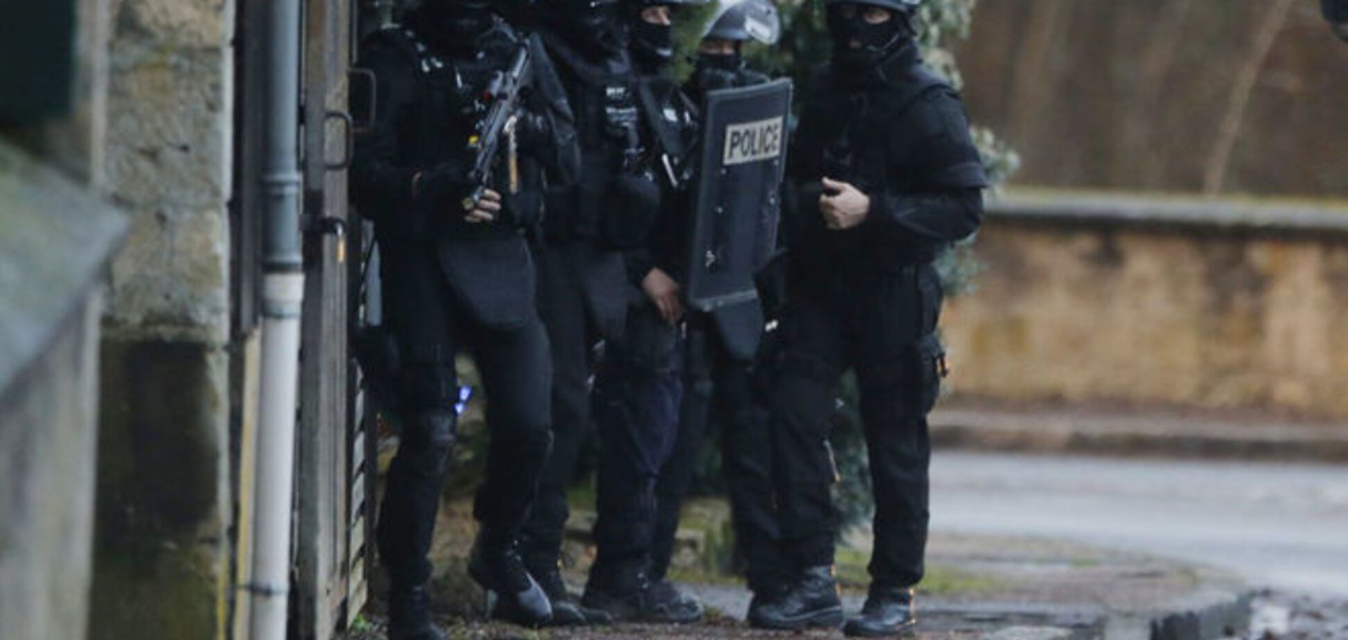 В Париже вооруженные люди захватили в магазине около 10 заложников